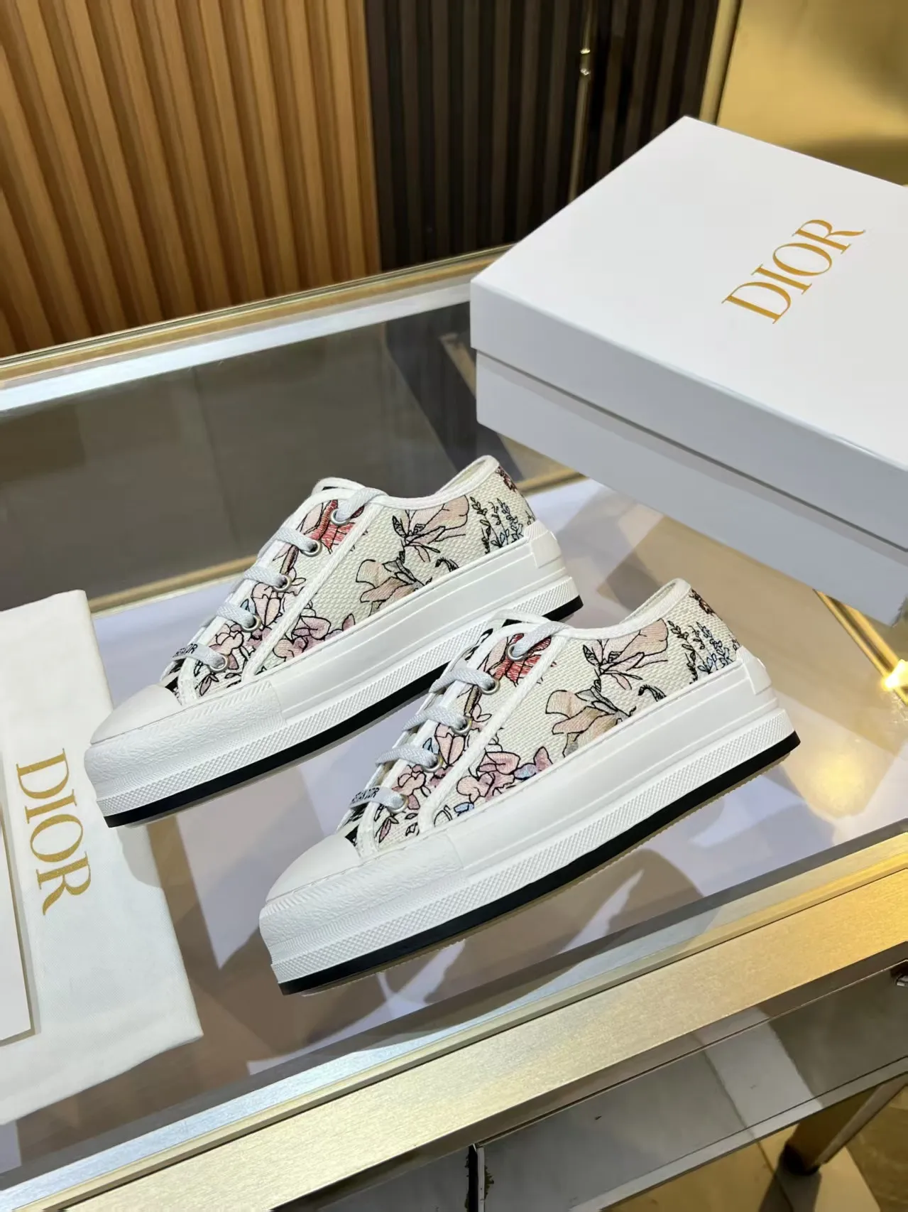 👟👟Ex-factory price 520👟👟 Walk‘n’Dior embroidered mid-top casual shoes are new in 2025. On the fashion stage, Dior embroidered shoes are the well-deserved protagonist. Delicate stitching is used on the upper, every stitch is devoted to the craftsman's efforts, and every thread is woven with artistic poetry. From complex floral patterns to smart geometric textures, embroidery is like the magic that gives shoes life, allowing them to show dynamic beauty even in static conditions.   Wearing Dior embroidered shoes feels like stepping into a dream world full of art. It is not only a pair of shoes, but also a walking piece of art that perfectly integrates fashion and culture. Whether you are strolling on the bustling city streets or attending important social occasions, Dior embroidered shoes can add unique charm to your style and become the focus of everyone's attention.   Choosing Dior embroidered shoes means choosing a persistent pursuit of quality and a unique understanding of fashion. Let it accompany you through every wonderful moment and leave your own fashion mark.  Material: Sheepskin lining, feet, silk cowhide, size 35-41, heel height 5cm
